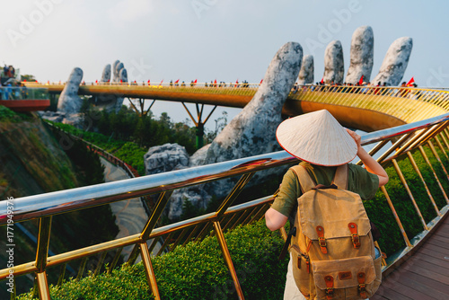 Konstfotografi Tourist with backpack exploring golden bridge in ba na hills, Da nang, Vietnam t