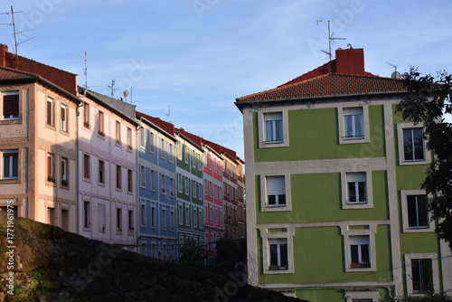 Obraz na plátně façades de vielles maisons quartier Casco Viejo, Bilbao, Espagne