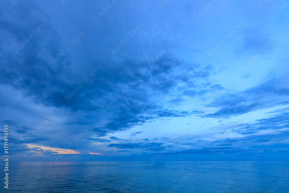 Obraz premium Blue sky with clouds and a calm ocean