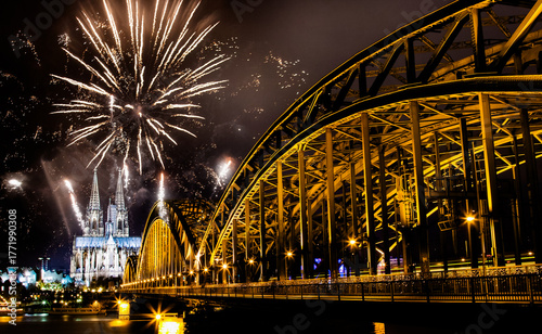 Foto celebrating new year's eve in n Koln, Germany - fireworks around the Cologne cat