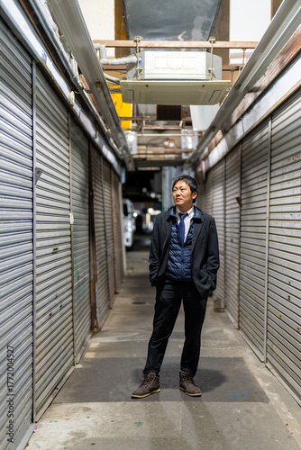 Wallpaper Mural シャッター通りの再生を見据えるビジネスマン、閉店が続く商店街を立て直す構想 Torontodigital.ca