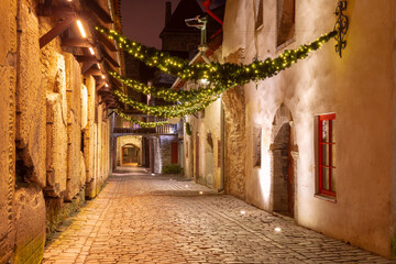 Keuken achterwand Smal steegje Kerstverlichting in middeleeuws Tallinn Estland  © Kavalenkava