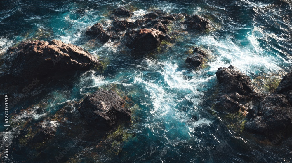 Fototapeta premium Ocean waves crashing on rocks