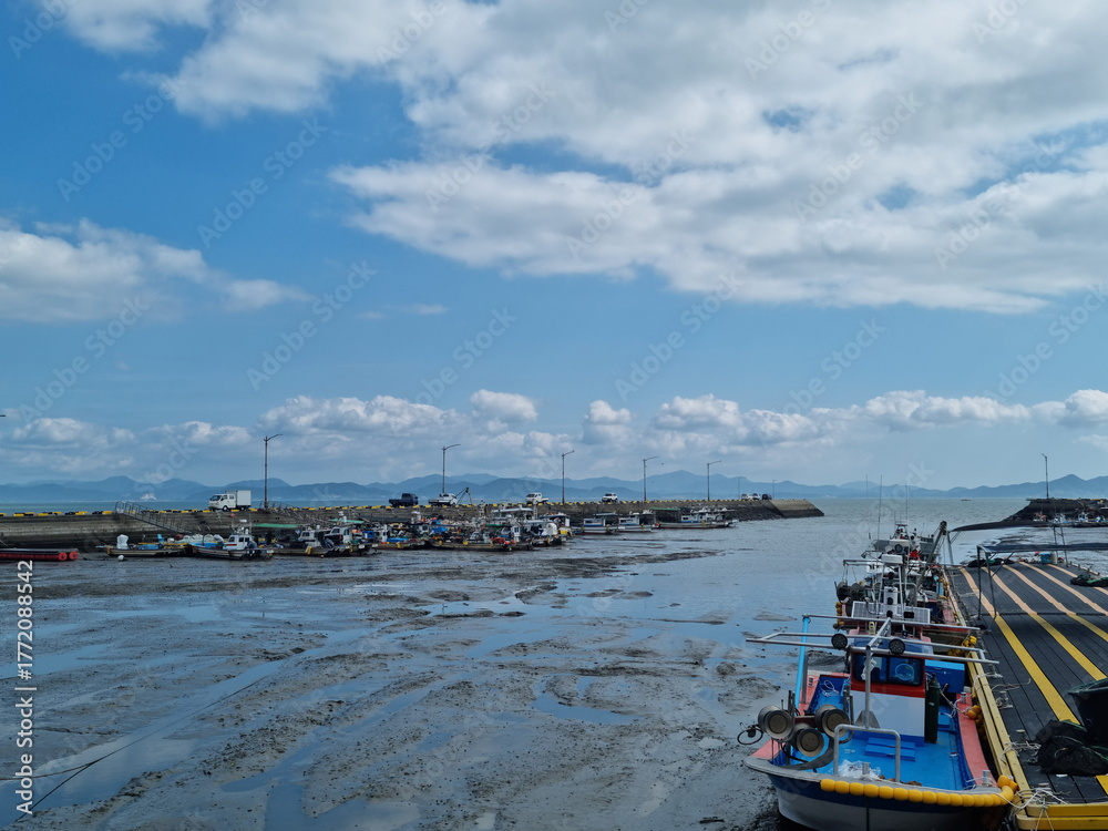 Fototapeta premium A beach where fishing boats are anchored.