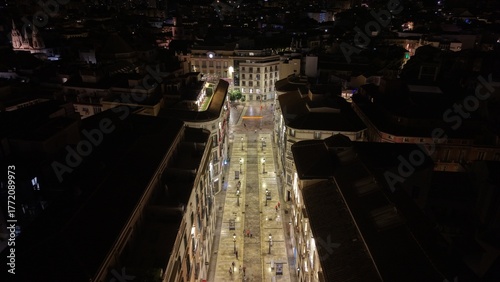 Fotografia Vista aérea nocturna de la Calle Larios iluminada y llena de vida en el centro d