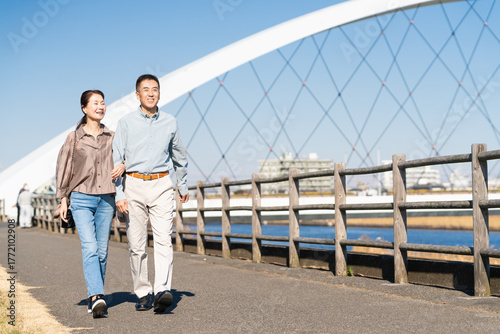 散歩道を歩く熟年夫婦