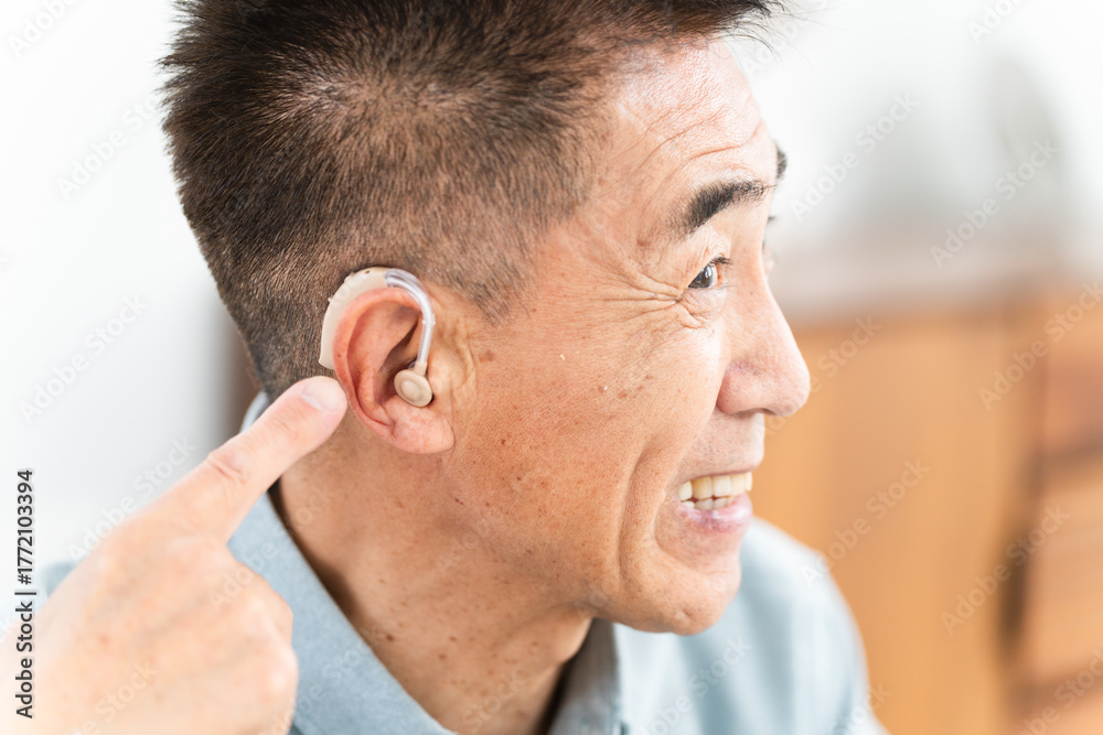 Obraz premium 補聴器を付けた熟年男性