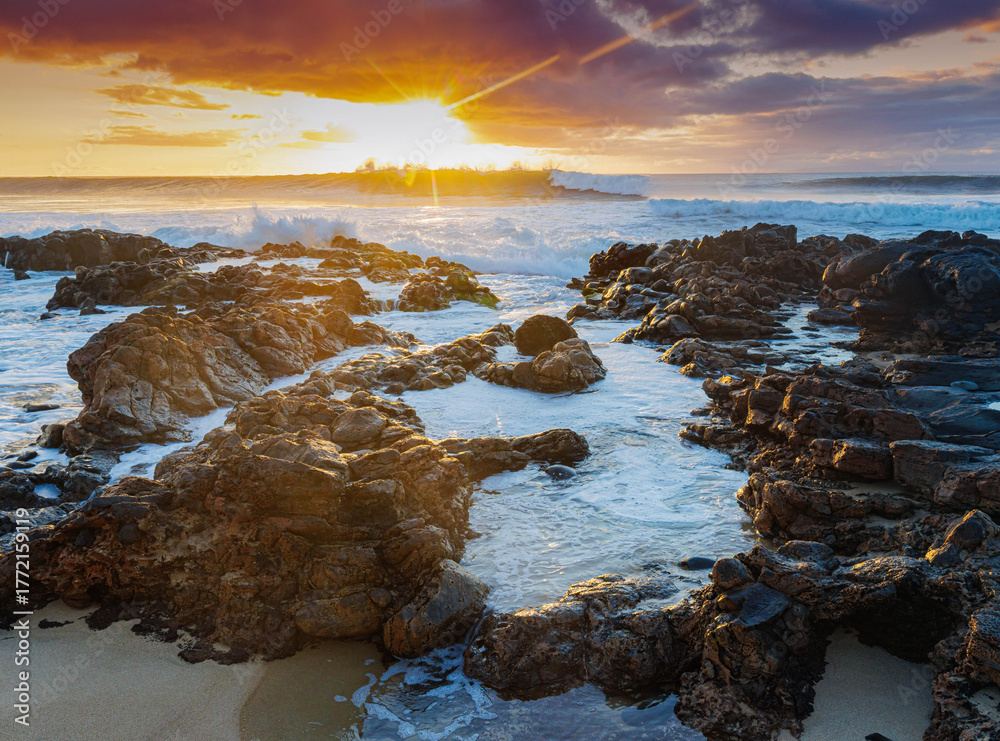 Obraz premium Sunset Over Tide Pools on Kepuhi Beach, Molokai, Hawaii, USA