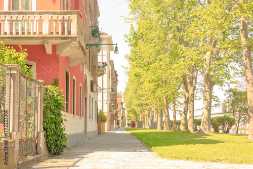 Fototapeta Naklejka Na Ścianę i Meble -  新緑のイタリアのヴェネツィアにあるサン・エレナ島のピアヴェ通り