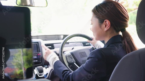 タクシーを運転する若い女性ドライバー