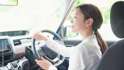 車を運転する若い女性ドライバー