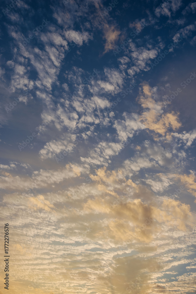 Obraz premium 秋の夕暮れに輝く空と雲40