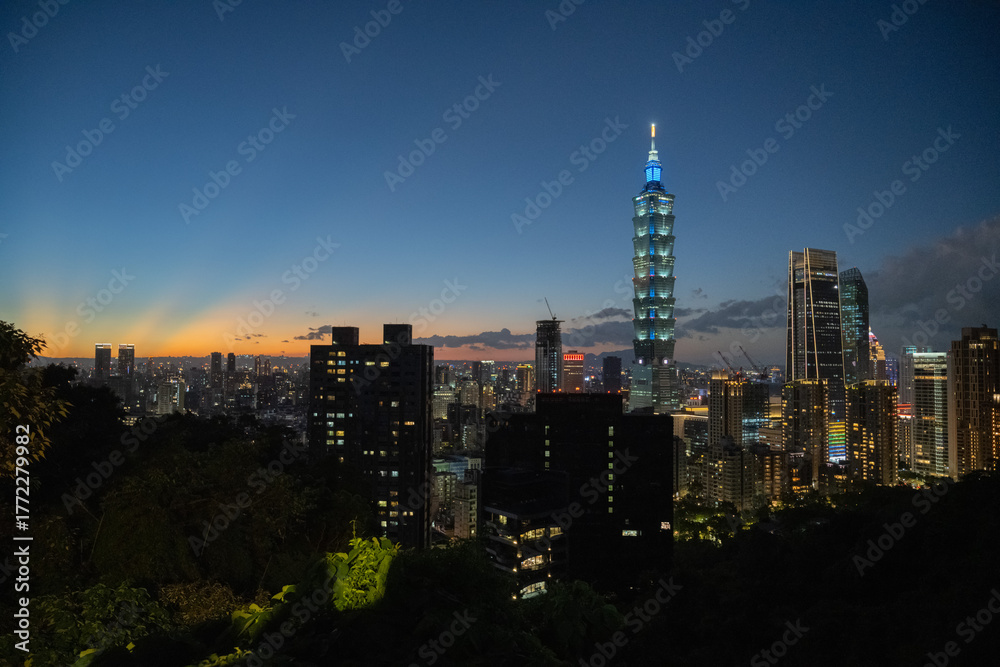 Fototapeta premium 夕刻の台北の街並み, 台湾
