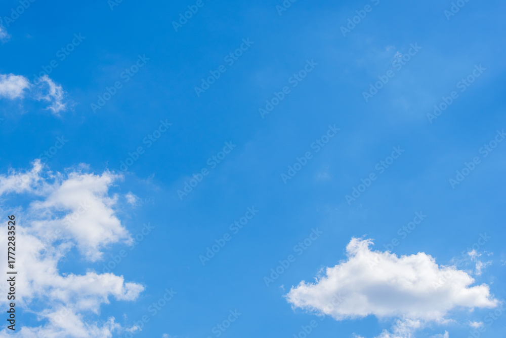 Naklejka premium 秋の空 昼の青空と雲40