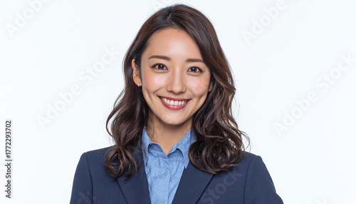 明るい笑顔でカメラを見る若く美しいビジネスウーマンのポートレート