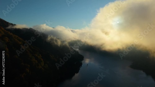 雲海が虹色に輝く湖の夜明けは新潟県魚沼市の奥只見湖