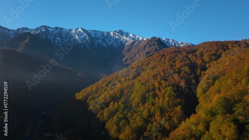 紅葉と雪山が美しい新潟県魚沼市の銀山平