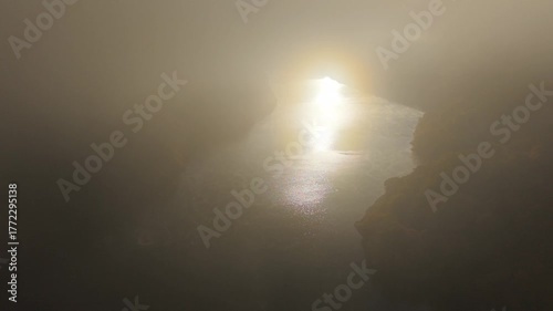 徐々に霧が晴れ光輝く湖は新潟県魚沼市の奥只見湖