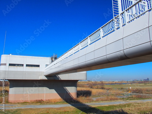 冬の江戸川河川敷の浄水機場施設風景