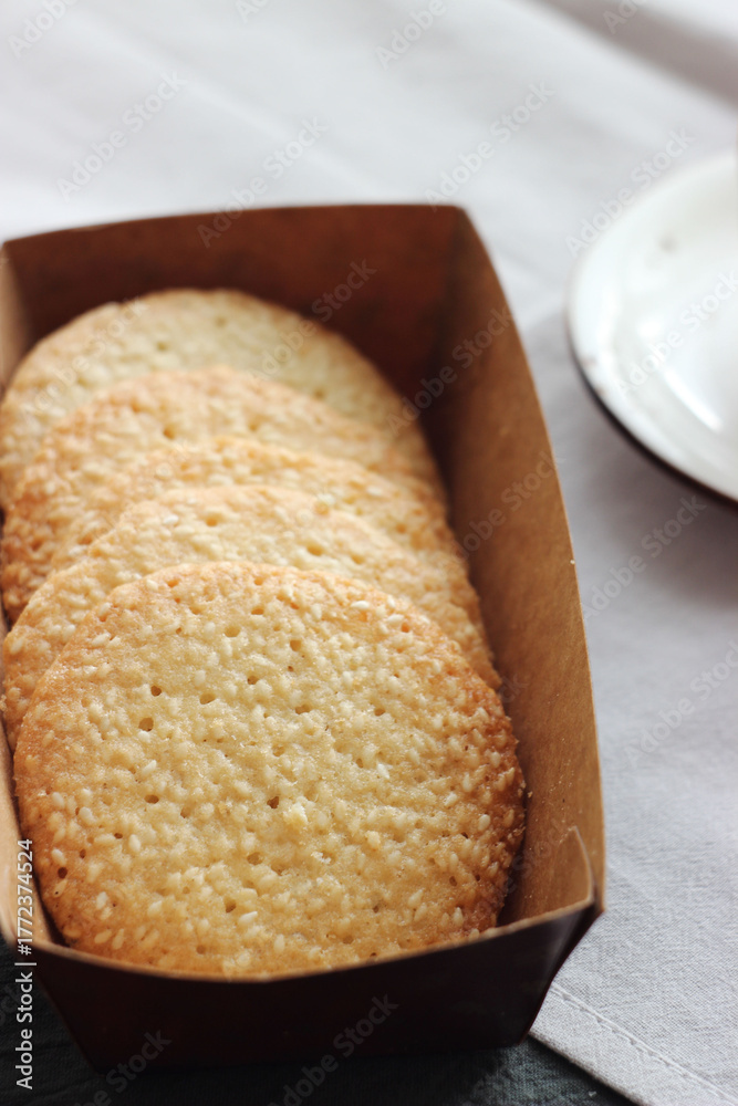 Naklejka premium Sesame cookies in a box on the table