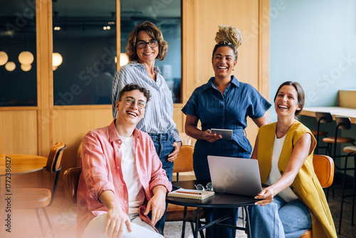 Foto Happy group of coworkers enjoying teamwork in modern workplace
