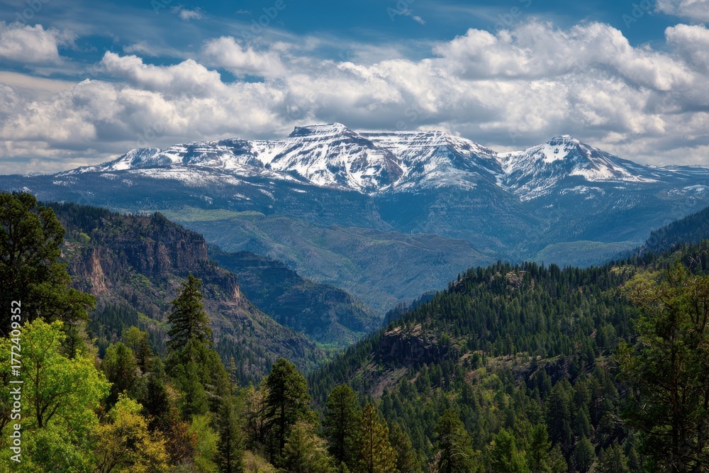 Fototapeta premium Majestic Snow-Capped Peaks of Uintah National Forest: A Stunning Landscape for Hiking and Travel Adventures in Utah