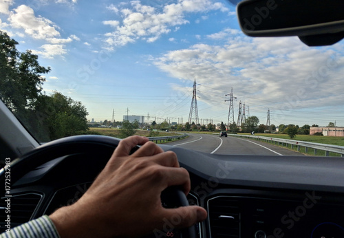 Uomo alla guida dell'automobile per le strade della città
