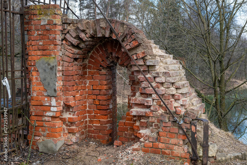 Canvas Print The crumbling old red brick arch of the bridge