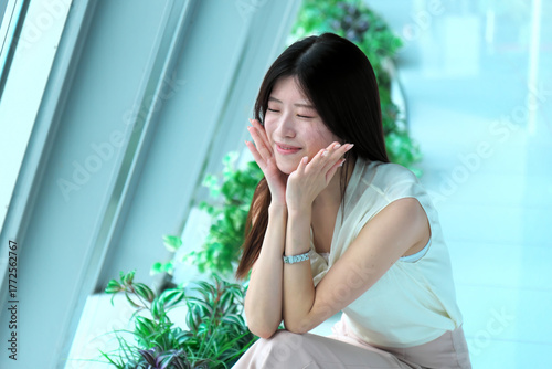 「現代的な空間で佇む日本人女性の自然なポートレート|ビジネス、美容、ファッションをテーマにした透明感のあるイメージ」 Free Download 「現代的な空間で佇む日本人女性の自然なポートレート|ビジネス、美容、ファッションをテーマにした透明感のあるイメージ」 - GFXLoad