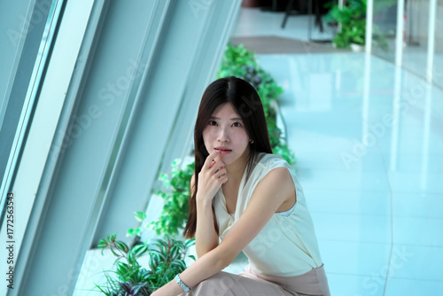 「現代的な空間で佇む日本人女性の自然なポートレート|ビジネス、美容、ファッションをテーマにした透明感のあるイメージ」 Free Download 「現代的な空間で佇む日本人女性の自然なポートレート|ビジネス、美容、ファッションをテーマにした透明感のあるイメージ」 - GFXLoad