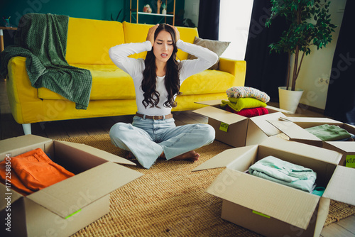 Foto Busy day at home a stressed brunette woman packs boxes in a bright living room c