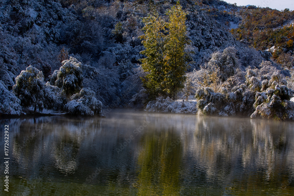 Fototapeta premium A beautiful lake in the mountains on an early autumn morning