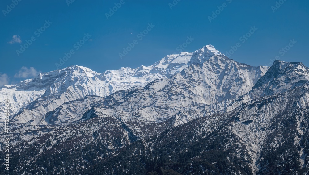 Obraz premium Snow-covered peaks and glaciers in a popular mountainous tourist spot