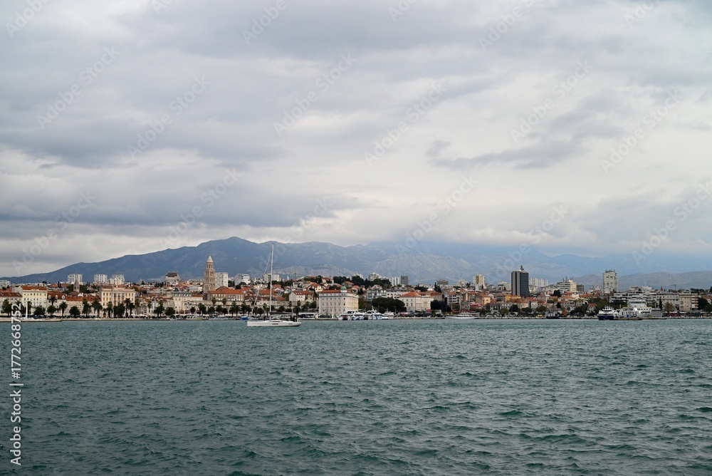 Fototapeta premium Vue générale de la ville de Split avec un voilier sur l'eau et un ciel nuageux