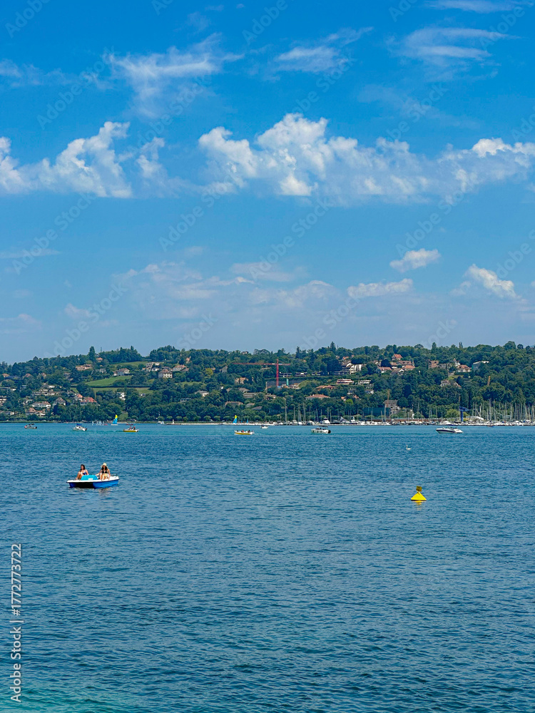 Obraz premium boat on the Lake on a Summer Day in Geneva 