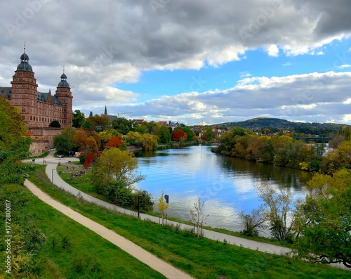 Aschaffenburg mit Schloss und Main