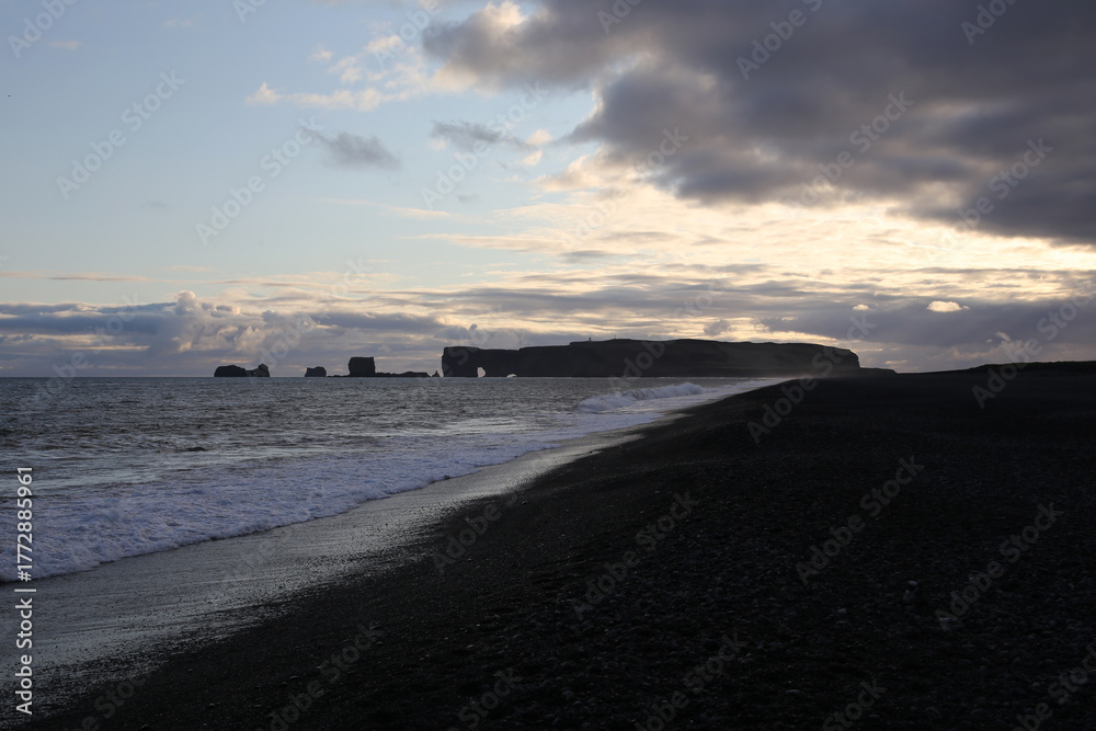 Obraz premium Landschaftsfoto von Island, Strand von Reynisfjara, Schwarzer Strand