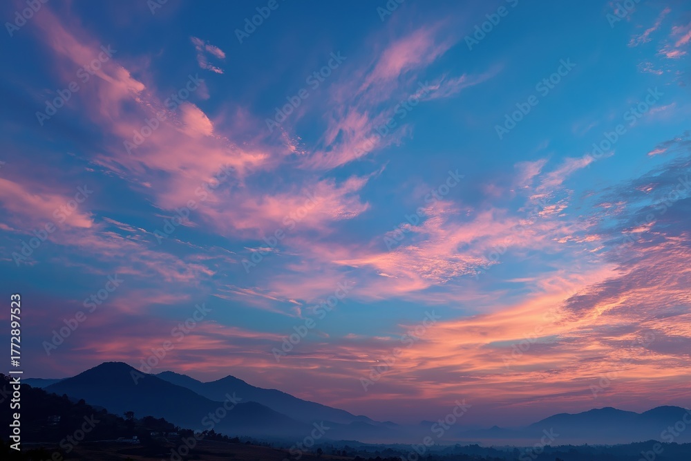 Obraz premium Sky displaying dramatic colorful cirrus clouds over mountains