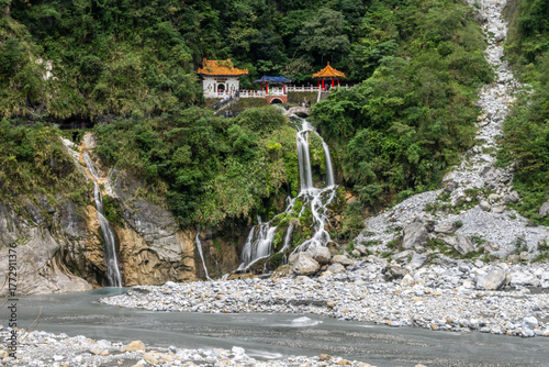 Obraz na plátně Eternal Spring Shrine or Changchun Shrine in Taroko National Park in Taiwan: The