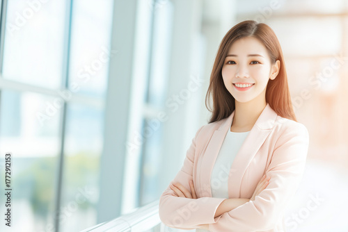 ビジネスシーンで微笑む女性 ― 明るく前向きな企業イメージを表現 Free Download ビジネスシーンで微笑む女性 ― 明るく前向きな企業イメージを表現 - GFXLoad