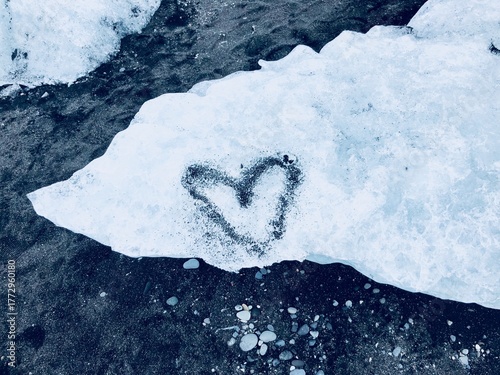Obraz na płótnie Heart shape drawn in sand on an ice block