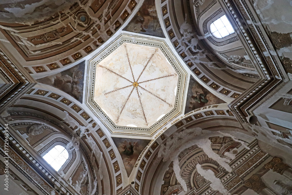 Obraz premium Cúpula de la iglesia de 