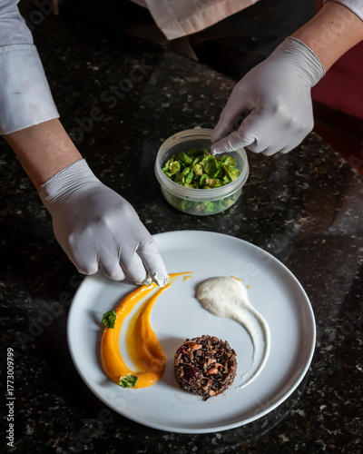 Salmón preparado por un cocinero en un restaurante