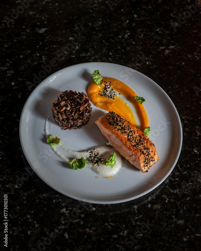 Salmón preparado por un cocinero en un restaurante