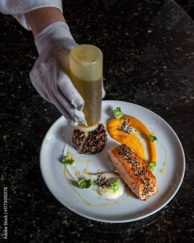 Salmón preparado por un cocinero en un restaurante