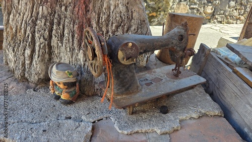 Konstfotografi Rustic vintage sewing machine in Asturias, Spain with decorative figurine