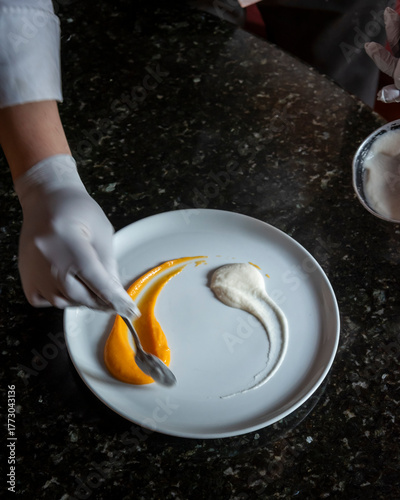 Salmón preparado por un cocinero en un restaurante