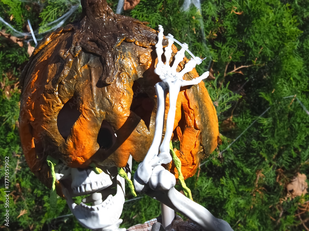 Obraz premium Spooky Halloween garden decoration - funny pumpkin man