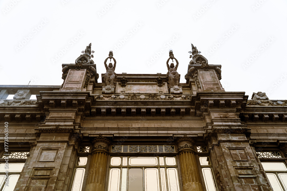 Obraz premium Windows in the Spanish Baroque and Colonial architectural style