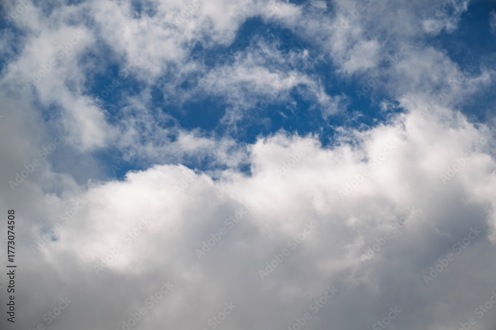 Obraz premium The sky is blue with a few clouds scattered throughout